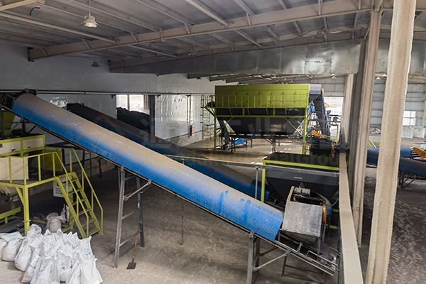 建有機(jī)肥廠解決了草原牛羊堆糞難題，牛羊糞如何進(jìn)一步加工處理做成綠色有機(jī)肥料?